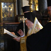 Το Οικουμενικό Πατριαρχείο αναφέρεται σε «βασιλιά» Κωνσταντίνο και «διάδοχο» Παύλο χωρίς το «τέως» 