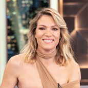 Η Βίκυ Καγιά με nude φόρεμα