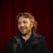 Ο Φάνης Μουρατίδης γελά