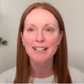 Η Τζούλιαν Μουρ κατέστρεψε τα φρύδια της ως έφηβη: «Τώρα δεν ξαναφυτρώνουν»