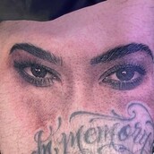 Ο Τράβις Μπάρκερ έκανε τατουάζ τα μάτια της Κόρτνεϊ Καρντάσιαν