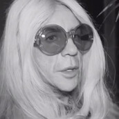 Ο Γιώργος Μαζωνάκης μεταμφιέστηκε σε Αλίκη Βουγιουκλάκη -«Το τσιγάρο πάντα επίκαιρο»