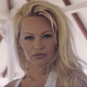 Pamela Anderson: «Δεν είμαι θύμα και δεν θέλω να κερδίσω τη συμπόνοια κανενός»