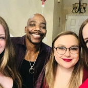 Έχει τρεις συζύγους να δουλεύουν ενώ κάθεται σπίτι: «Ο βασιλιάς δεν κινείται πολύ»