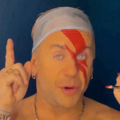 Ο Γιώργος Μαζωνάκης ως Ντέιβιντ Μπόουι