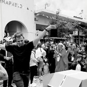 Ο Σάββας Πούμπουρας ντύθηκε «Βασίλης Μπισμπίκης» και τρόλαρε το ζεϊμπέκικo του ηθοποιού