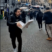 Επεισόδια στην Νάπολη: Έτρεξε κυνηγημένος τρώγοντας πίτσα 