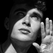 Ο Νίκος Αλιάγας φωτογράφισε τον Βίκτωρα Βερνίκο- Πώς γνωρίστηκαν