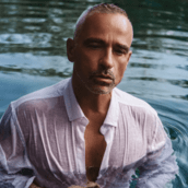 Ο Eros Ramazzotti έγινε παπούς