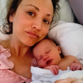 Η Κέιλι Κουόκο ανάρτησε νέα φωτογραφία της νεογέννητης κόρης της Ματίλντα