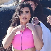 Κιμ Καρντάσιαν: Διέρρευσαν μη επεξεργασμένες φωτογραφίες της με μπικίνι και οι φανς «ανυπομονούν» για το photoshop