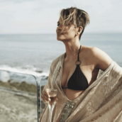 Η Χάλι Μπέρι ποζάρει γυμνή στο μπαλκόνι της με ένα ποτήρι κρασί