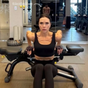 Η Βικτόρια Μπέκαμ κάνει γυμναστική- Και ο Ντέιβιντ χωρίς μπλούζα τη βγάζει φωτογραφίες