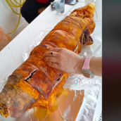 Εφτιαξε τούρτα - αρνί και την έκοψε στο πασχαλινό τραπέζι