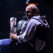 Ο Βασίλης Μπισμπίκης, αγνώριστος, ως αστυνομικός Πορφύρης- Από το «Έγκλημα και Τιμωρία: Αθήνα»