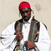 Νέγρος του Μοριά: Ντυμένος με φουστανέλα στο νέο του video clip