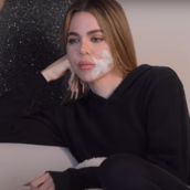 «The Kardashians»: Η Κλόε Καρντάσιαν δείχνει τις ουλές της από το μελάνωμα στο μάγουλό της 