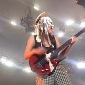 Maneskin: Γενέθλια στη σκηνή για τη Βικτόρια-Της έριξε τούρτα ο Νταμιάνο 