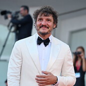 Ο Πέδρο Πασκάλ αποκάλυψε γιατί ποζάρει με το χέρι στο στομάχι, στο κόκκινο χαλί