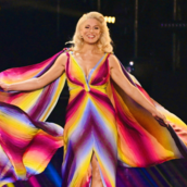 Eurovision 2023: Η παρουσιάστρια Χάνα Γουάντινγκχεμ έκλεψε την παράσταση με τα απίστευτα φωνητικά της