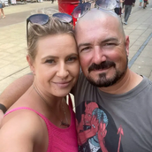 Έκανε τζελ νυχιών για χρόνια - και τώρα μετά βίας μπορεί να κουνήσει τα χέρια της 