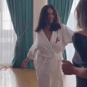 Η Σάλμα Χάγιεκ χορεύει στο Instagram με μπουρνούζι- Και δεν την σταματά ένα «ατύχημα»