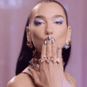 Η Dua Lipa έδωσε μια γεύση από το τραγούδι της ταινίας «Barbie»- Μιμείται την Μάργκοτ Ρόμπι