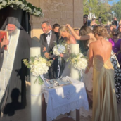 Παντρεύτηκε ο Πάνος Μουζουράκης- Οι πρώτες εικόνες από τον γάμο με την Μαριλού Κόζαρη 