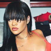 Η Rihanna ποζάρει με εσώρουχα, σε προχωρημένη εγκυμοσύνη