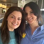 Lana Del Rey: Πήγε σε μαγαζί με βάφλες και άρχισε να σερβίρει τους πελάτες