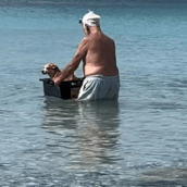 Viral ο ηλικιωμένος που έκανε «βαρκάδα» τον σκύλο του- Συγκίνησε το TikTok