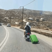Επικίνδυνη οδήγηση στη Μύκονο: Οδηγός έδεσε σε σκούτερ βαλίτσα με ροδάκια