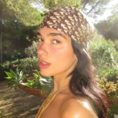H Dua Lipa πιστεύει ότι ξέρει το μυστικό για μία πάντα ενδιαφέρουσα ερωτική ζωή