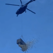 Πέταξε χρήματα από ελικόπτερο 