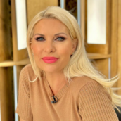 Η Ελένη Μενεγάκη απαντά σε καταγγελία τηλεθεάτριας
