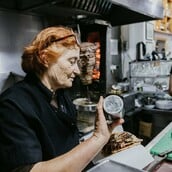Για το περίφημο μπιφτέκι του Snack Express Grill κάνουν ουρές απ' όλη τη Θεσσαλονίκη 