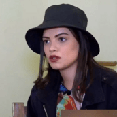 Τζένη Καζάκου: Χτύπησε τα χέρια του στο θρανίο, με χαστούκισε