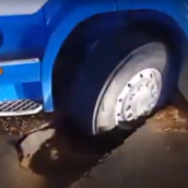 Χαλκίδα: Υποχώρησε η άσφαλτος και εγκλωβίστηκε βυτιοφόρο