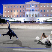Ζευγάρι έκανε το άλμπουμ του γάμου τους στο άδειο Σύνταγμα