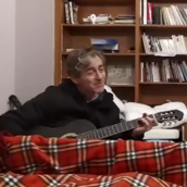 Πέθανε η μητέρα του Αίαντα Μανθόπουλου- Το συγκινητικό τους βίντεο που της τραγουδά
