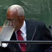 Ο πρόεδρος της Αϊτής μπερδεύτηκε, ήπιε νερό από την κανάτα και έβρεξε τα ρούχα του