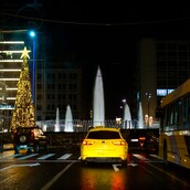 Το πιο χριστουγεννιάτικο ταξί στην Αθήνα: Έχει από Αγιοβασίληδες μέχρι μελομακάρονα