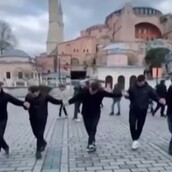 Κρητικοί χόρεψαν συρτό έξω από την Αγία Σοφία