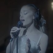 Η Αριάνα Γκράντε τραγούδησε live το «Santa Tell Me» 