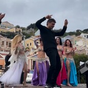 Σύμη: Ο δήμαρχος διασκέδασε με χορό της κοιλιάς