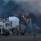 Φωτιά στη Σάμο: Επιχειρούν δεκάδες πυροσβέστες και εθελοντές