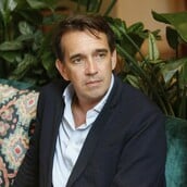 «Αν δεν μας αρέσουν οι ηγέτες που ψηφίζουμε, ας κατηγορήσουμε τον εαυτό μας»