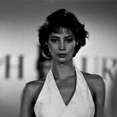 Christy cut: Το κούρεμα που επιστρέφει από τα 90s και γίνεται ξανά τάση