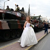 25η Μαρτίου: Πήγε στην παρέλαση με το νυφικό και φωτογραφήθηκε δίπλα στα άρματα