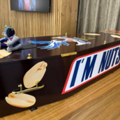 Η τελευταία επιθυμία του ήταν ένα φέρετρο Snickers - και την έκανε πραγματικότητα